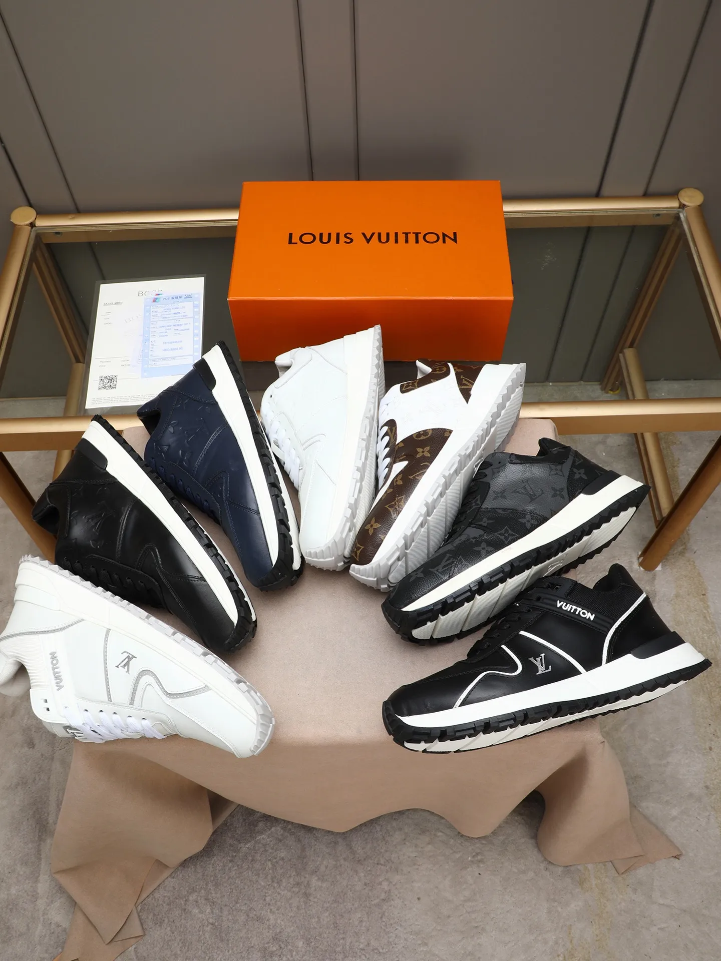 Men's Shoes 💰660 L The Run Away Maxi sneaker debuts in the 2025 collection and continues the iconic design of the Run Away sneaker. The smooth cowhide leather upper features contrasting LV lettering and Vuitton logos, and a lightweight rubber wedge outsole evokes running shoe construction. High level of comfort. Looks good, wears well and matches well. Worth buying! 7 color selection size: 39-44 (45 customized)